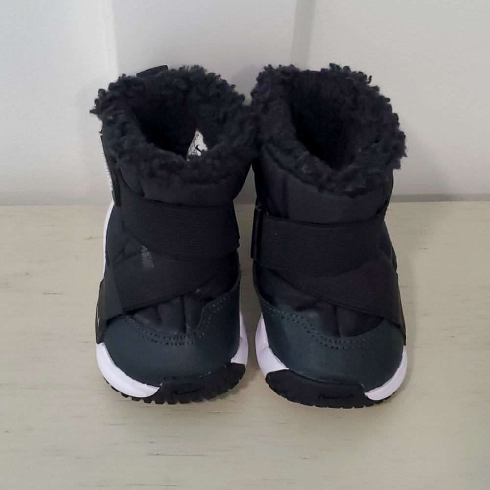 Infant Nike snow boots